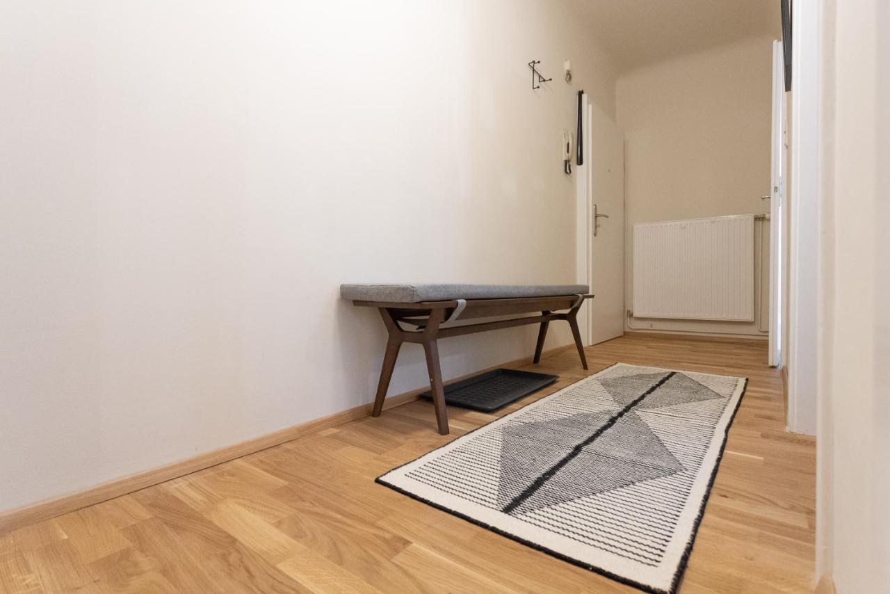 וינה Chic 1-Bed Apt By Canal Walk To Historic Centre מראה חיצוני תמונה